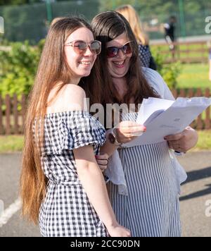 Brentwood Essex 20. August 2020 GCSE Ergebnisse Tag in Becket Keys Schule Brentwood Essex Mutter und Tochter Blick auf Prüfungsergebnisse Kredit: Ian Davidson/Alamy Live News Stockfoto