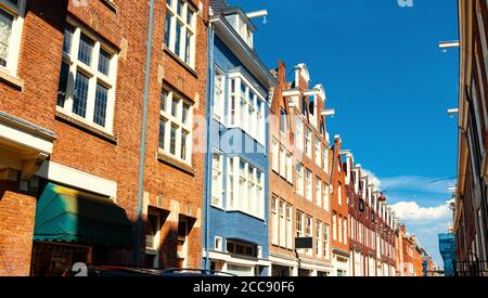 Schöne Aussicht auf die Fassade der alten Gebäude von Amsterdam - Juni 2019 Niederlande. Stockfoto