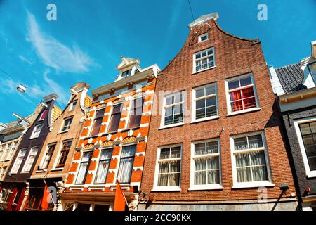 Schöne Aussicht auf die Fassade der alten Gebäude von Amsterdam - Juni 2019 Niederlande. Stockfoto