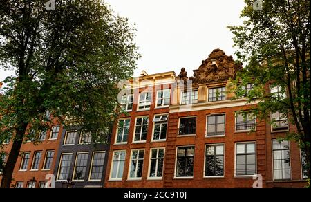 Schöne Aussicht auf die Fassade der alten Gebäude von Amsterdam - Juni 2019 Niederlande. Stockfoto