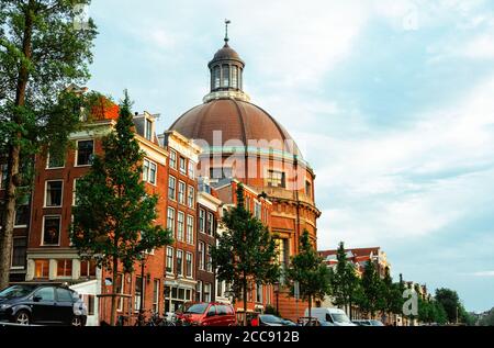 Schöne Aussicht auf die Fassade der alten Gebäude von Amsterdam - Abend Sommer, Juni 2019 Niederlande. Stockfoto