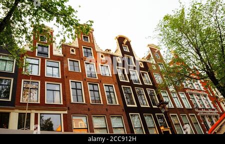 Schöne Aussicht auf die Fassade der alten Gebäude von Amsterdam - Juni 2019 Niederlande. Stockfoto