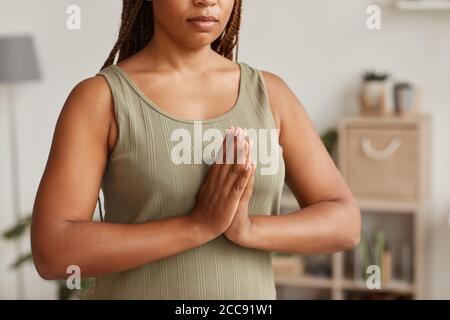 Nahaufnahme einer jungen Frau, die sich zu Hause entspannt und meditiert Stockfoto