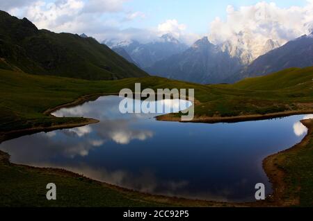 Khoruldi oder Qoruldi See in den Bergen von Georgien, Svaneti. Stockfoto