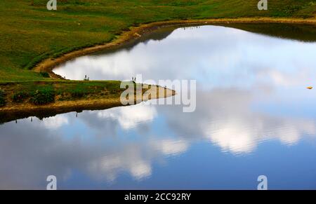 Khoruldi oder Qoruldi See in den Bergen von Georgien, Svaneti. Stockfoto