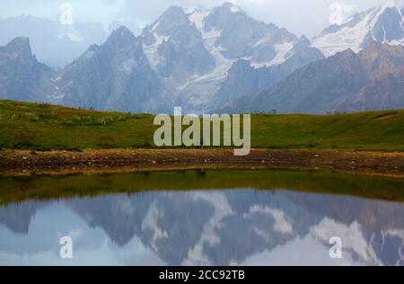Khoruldi oder Qoruldi See in den Bergen von Georgien, Svaneti. Stockfoto