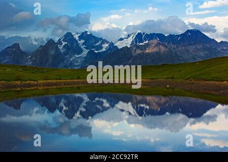 Khoruldi oder Qoruldi See in den Bergen von Georgien, Svaneti. Stockfoto
