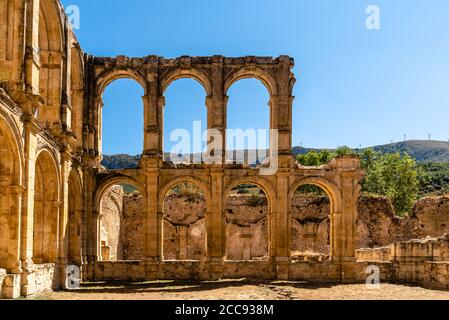 Blick auf die Ruinen eines alten verlassenen Klosters in Santa Maria de Rioseco, Burgos, Stockfoto