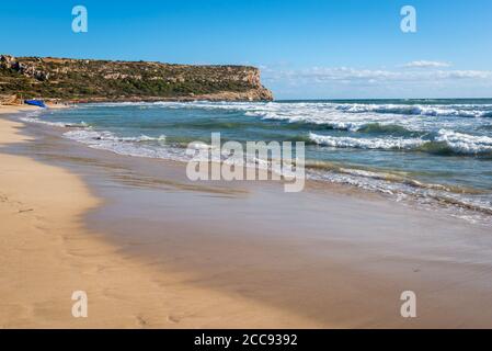 Son Bou Strand, einer der beliebtesten Strände auf der Insel Menorca. Spanien. Stockfoto