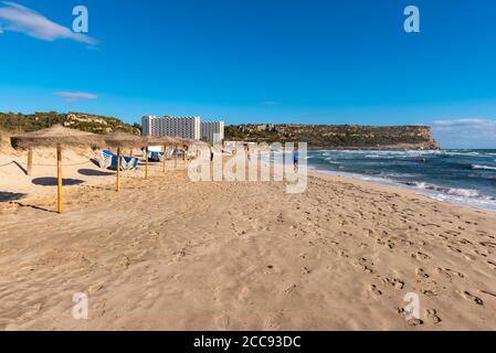 Menorca, Spanien - 15. Oktober 2019: Strand Son Bou, einer der beliebtesten Strände auf der Insel Menorca. Spanien. Stockfoto