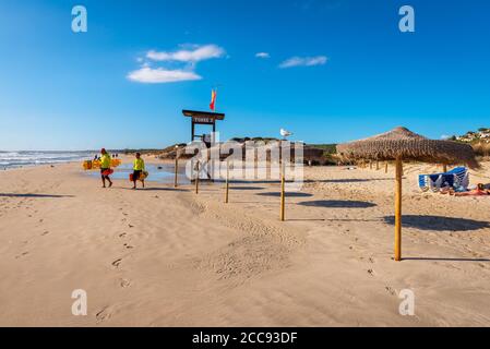 Menorca, Spanien - 15. Oktober 2019: Strand Son Bou, einer der beliebtesten Strände auf der Insel Menorca. Spanien. Stockfoto