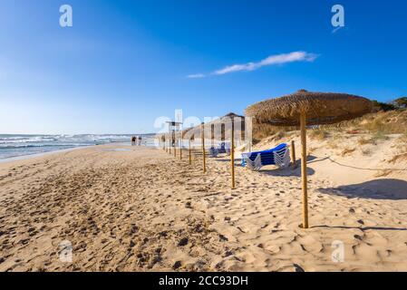 Son Bou Strand, einer der beliebtesten Strände auf der Insel Menorca. Spanien. Stockfoto