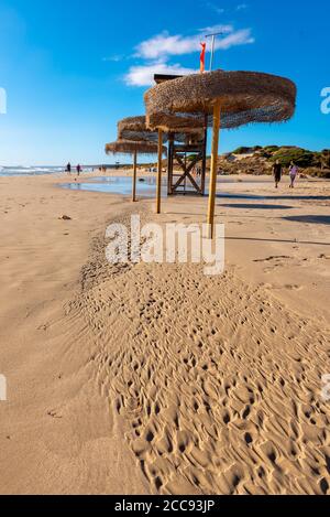 Menorca, Spanien - 15. Oktober 2019: Strand Son Bou, einer der beliebtesten Strände auf der Insel Menorca. Spanien. Stockfoto