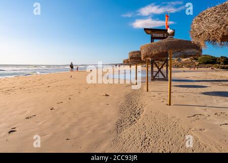 Menorca, Spanien - 15. Oktober 2019: Strand Son Bou, einer der beliebtesten Strände auf der Insel Menorca. Spanien. Stockfoto