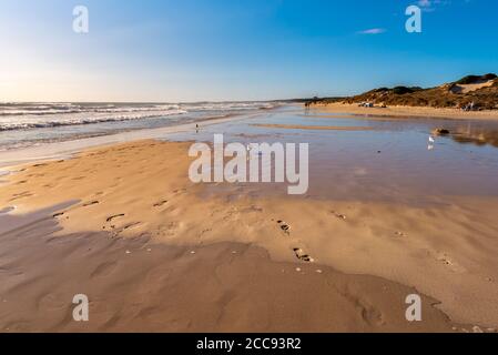 Son Bou Sandstrand, einer der beliebtesten Strände auf der Insel Menorca. Spanien. Stockfoto