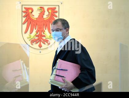 Potsdam, Deutschland. August 2020. Markus Möller, Präsident des Brandenburgischen Verfassungsgerichts, kommt zur Verhandlung über die Verfassungsbeschwerde gegen das vom landtag verabschiedete Paritätsgesetz. Das Gesetz verpflichtet alle Parteien, ihre Wahllisten bei den kommenden Landtagswahlen mit der gleichen Anzahl von Männern und Frauen zu füllen. Die Verfassungsbeschwerde war von AfD und NPD eingereicht worden. Quelle: Soeren Stache/dpa-Zentralbild/dpa/Alamy Live News Stockfoto