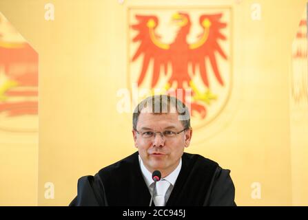 Potsdam, Deutschland. August 2020. Markus Möller, Präsident des Brandenburgischen Verfassungsgerichts, sitzt zwischen zwei Blättern Plexiglas und eröffnet die Anhörung zur Verfassungsbeschwerde gegen das vom landtag verabschiedete Paritätsgesetz. Das Gesetz verpflichtet alle Parteien, ihre Wahllisten bei den kommenden Landtagswahlen mit der gleichen Anzahl von Männern und Frauen zu füllen. Die Verfassungsbeschwerde war von AfD und NPD eingereicht worden. Quelle: Soeren Stache/dpa-Zentralbild/dpa/Alamy Live News Stockfoto