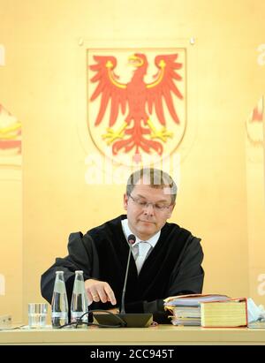 Potsdam, Deutschland. August 2020. Markus Möller, Präsident des Brandenburgischen Verfassungsgerichts, sitzt zwischen zwei Blättern Plexiglas und eröffnet die Anhörung zur Verfassungsbeschwerde gegen das vom landtag verabschiedete Paritätsgesetz. Das Gesetz verpflichtet alle Parteien, ihre Wahllisten bei den kommenden Landtagswahlen mit der gleichen Anzahl von Männern und Frauen zu füllen. Die Verfassungsbeschwerde war von AfD und NPD eingereicht worden. Quelle: Soeren Stache/dpa-Zentralbild/dpa/Alamy Live News Stockfoto