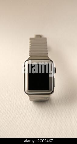 Silberne Smartwatch Apple-Uhr isoliert auf weißem Hintergrund. Stockfoto