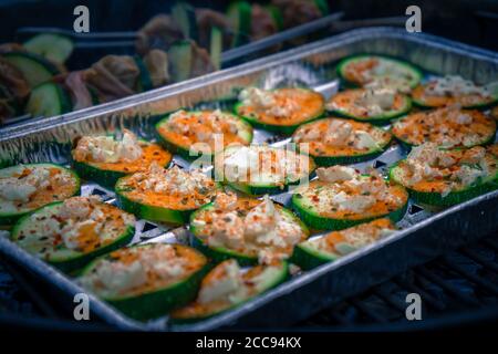 Zucchini Scheiben und Lendenspieße auf dem Holzkohlegrill innen Niederbayern Deutschland Stockfoto