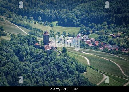 Schloss Lichtenberg, umgeben von Weinbergen, ist das Wahrzeichen des Bottwartals und eine der am besten erhaltenen Burgen aus der Staufer Zeit. Stockfoto