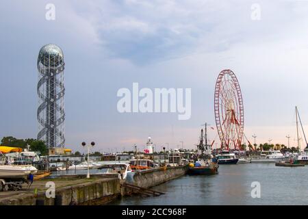 BATUMI, GEORGIA - 08. JULI 2020: Batumi Hafen und Hafen, Alphabet Turm, Boote und Schiffe. Stadtlandschaft von Batumi. Stockfoto