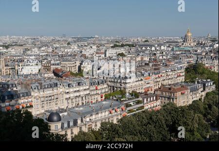 Paris (Frankreich): Panoramablick auf Gebäude im 7. Arrondissement (Bezirk) vom Eiffelturm Stockfoto