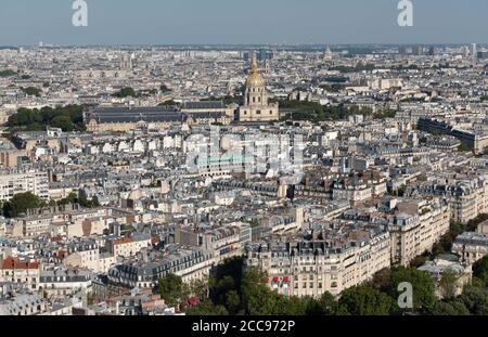 Paris (Frankreich): Panoramablick auf Gebäude im 7. Arrondissement (Bezirk) vom Eiffelturm Stockfoto