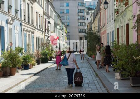 Paris: Touristen fotografieren in der Rue Cremieux im 12. Bezirk Stockfoto