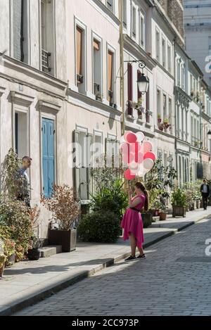 Paris: Touristen fotografieren in der Rue Cremieux im 12. Bezirk Stockfoto