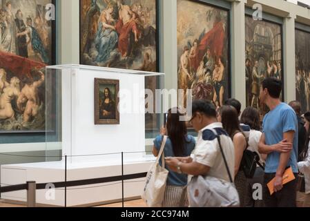 Die Mona Lisa, von Leonardo da Vinci, im Louvre Museum in Paris Touristen vor dem Gemälde Stockfoto