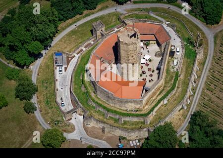 In der Nähe des kleinen Ortes Weiler befindet sich das Schloss Steinsberg mit einem 30 m hohen Turm und einem Restaurant. Die Burg wurde auf der Spitze eines erloschenen Vulkans gebaut. Stockfoto