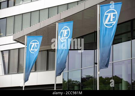 Friedrichshafen, Deutschland. August 2020. Sitz der Firma ZF Friedrichshafen AG. Die ZF Friedrichshafen AG ist ein weltweit agierender Technologiekonzern und liefert Systeme für die Mobilität von Pkw, Nutzfahrzeugen und Industrietechnik. Freirichshafen, 18. August 2020 Quelle: dpa/Alamy Live News Stockfoto