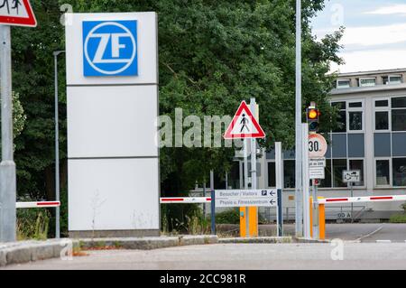 Friedrichshafen, Deutschland. August 2020. Produktionsstandort der Firma ZF Friedrichshafen AG. Die ZF Friedrichshafen AG ist ein weltweit agierender Technologiekonzern und liefert Systeme für die Mobilität von Pkw, Nutzfahrzeugen und Industrietechnik. Freirichshafen, 18. August 2020 Quelle: dpa/Alamy Live News Stockfoto