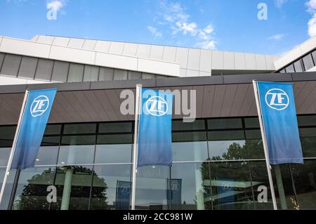 Friedrichshafen, Deutschland. August 2020. Sitz der Firma ZF Friedrichshafen AG. Die ZF Friedrichshafen AG ist ein weltweit agierender Technologiekonzern und liefert Systeme für die Mobilität von Pkw, Nutzfahrzeugen und Industrietechnik. Freirichshafen, 18. August 2020 Quelle: dpa/Alamy Live News Stockfoto