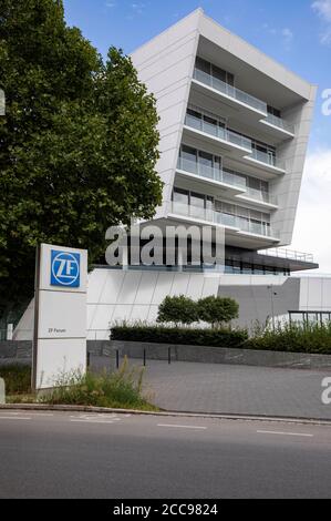 Friedrichshafen, Deutschland. August 2020. Sitz der Firma ZF Friedrichshafen AG. Die ZF Friedrichshafen AG ist ein weltweit agierender Technologiekonzern und liefert Systeme für die Mobilität von Pkw, Nutzfahrzeugen und Industrietechnik. Freirichshafen, 18. August 2020 Quelle: dpa/Alamy Live News Stockfoto