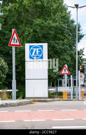 Friedrichshafen, Deutschland. August 2020. Produktionsstandort der Firma ZF Friedrichshafen AG. Die ZF Friedrichshafen AG ist ein weltweit agierender Technologiekonzern und liefert Systeme für die Mobilität von Pkw, Nutzfahrzeugen und Industrietechnik. Freirichshafen, 18. August 2020 Quelle: dpa/Alamy Live News Stockfoto
