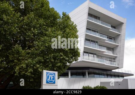 Friedrichshafen, Deutschland. August 2020. Sitz der Firma ZF Friedrichshafen AG. Die ZF Friedrichshafen AG ist ein weltweit agierender Technologiekonzern und liefert Systeme für die Mobilität von Pkw, Nutzfahrzeugen und Industrietechnik. Freirichshafen, 18. August 2020 Quelle: dpa/Alamy Live News Stockfoto