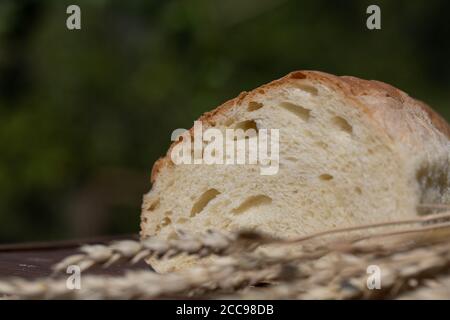 Frisches Vollkornbrot auf natürlichem Hintergrund. Stockfoto