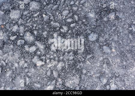 Neue Asphaltstraße mit kleinen Steinen. Stockfoto
