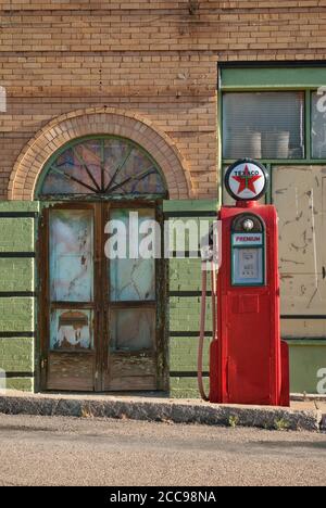 Alte Gaspumpe in der Erie Street in Bisbee, Arizona, USA Stockfoto