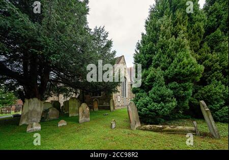 Der Friedhof der St. Bartholomäus Kirche in Otford, Kent, Großbritannien. Die Kirche St. Bartholomäus in Otford ist ein denkmalgeschütztes Gebäude der 1. Klasse. Stockfoto