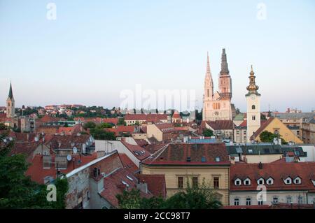Blick auf die Stadt Zagreb und seine Kathedrale Die Oberstadt bei Sonnenuntergang Stockfoto