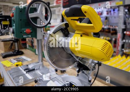 Quersäge Maschine Elektrowerkzeuge Nahaufnahme. Stockfoto
