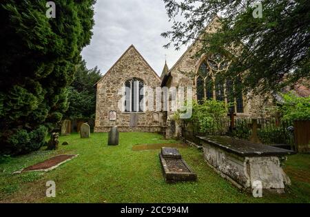 Der Friedhof der St. Bartholomäus Kirche in Otford, Kent, Großbritannien. Die Kirche St. Bartholomäus in Otford ist ein denkmalgeschütztes Gebäude der 1. Klasse. Stockfoto