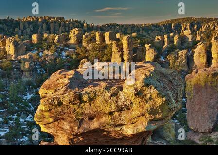 Felsen mit Schneeflecken im Winter am Massai Point am Chiricahua National Monument, Arizona, USA Stockfoto