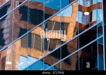 Reflexionen in einem modernen Glasgebäude, Wellington, Nordinsel, Neuseeland Stockfoto