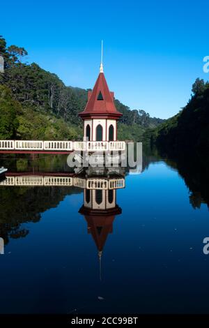 Viktorianischer Turm im See bei Zealandia, Wellington, Nordinsel, Neuseeland Stockfoto