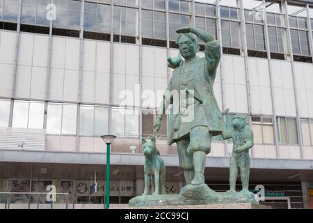 Okayama, Japan - Momotaro Statue an der Okayama Station in Okayama, Japan. Momotaro (Peach Boy) ist ein populärer Held der japanischen Folklore. Stockfoto
