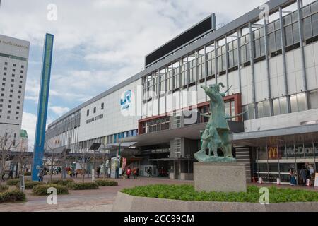Okayama, Japan - Momotaro Statue an der Okayama Station in Okayama, Japan. Momotaro (Peach Boy) ist ein populärer Held der japanischen Folklore. Stockfoto